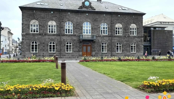 Althingishusid Opinber Skrifstofa - Reykjavík