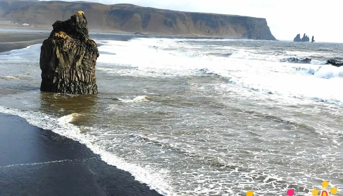 Dyrholaeyjarviti Kirkjufjara - Vík