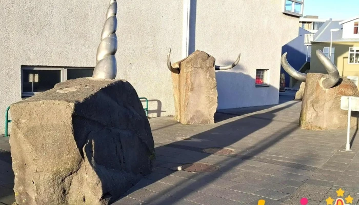 Einhyrningur, Tvíhyrningur (by Magnús Tómasson) - 101 Reykjavík