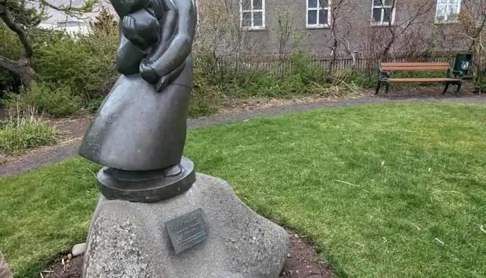 Fykur Yfir Haedir   Asmundur Sveinsson Skulptur - Ísafjörður