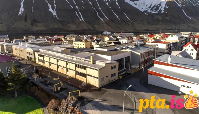 Grunnskolinn A Isafirdi Fra Eiganda - Ísafjörður