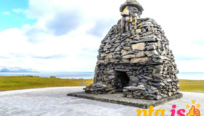 Minnisvarði um Bárð Snæfellsás - Arnarstapi