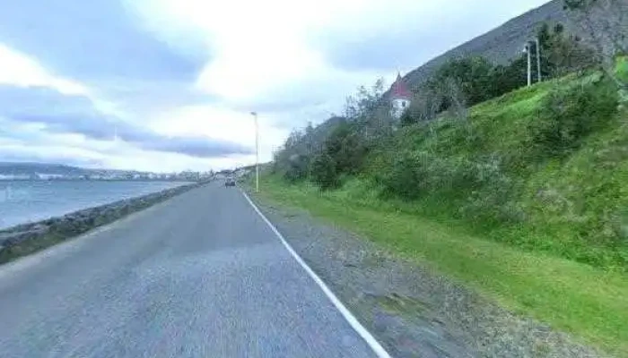 Postbox Patreksfirdi I Ithrottamidstodinni Brottuhlid Street View 360deg - Patreksfjörður