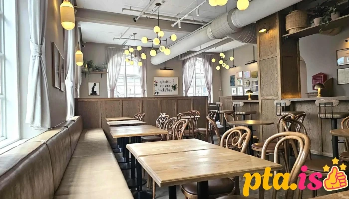 Posthus Food Hall Bar Stemning - Reykjavík
