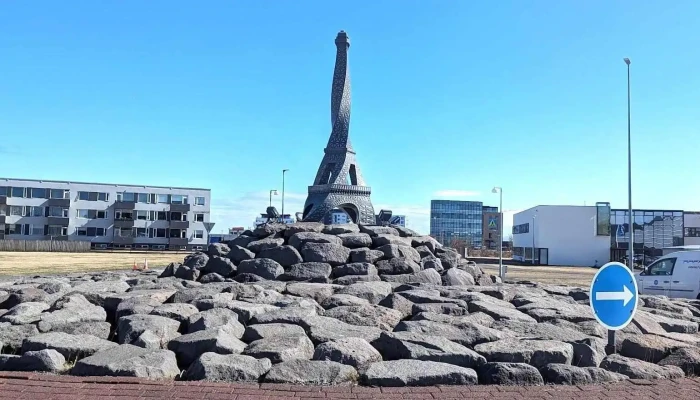 Snúinn Eiffelturn - Parísartorg