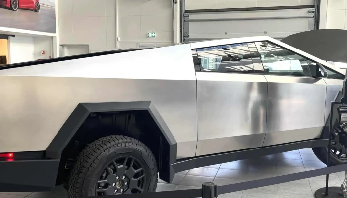 Tesla -  Einkunn - Reykjavík